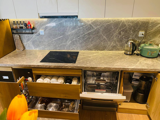 Dân mạng khen hết lời căn bếp có hệ thống tủ giấu sạch đồ đạc: Gọn gàng, thoáng mát và lúc nào cũng sạch đẹp như mới-4