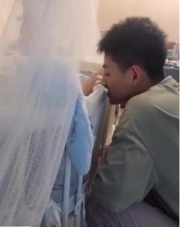 Anh trai chăm sóc người em kém 27 tuổi khiến dân mạng cảm động nhưng vẫn không quên soi ra một sự thật đau lòng-1