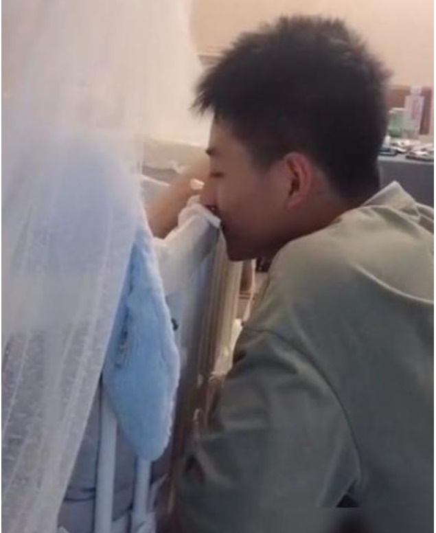 Anh trai chăm sóc người em kém 27 tuổi khiến dân mạng cảm động nhưng vẫn không quên soi ra một sự thật đau lòng-2