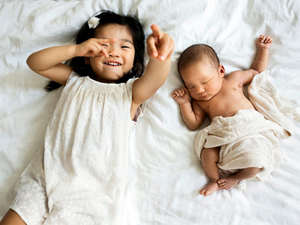 Anh trai chăm sóc người em kém 27 tuổi khiến dân mạng cảm động nhưng vẫn không quên soi ra một sự thật đau lòng-3