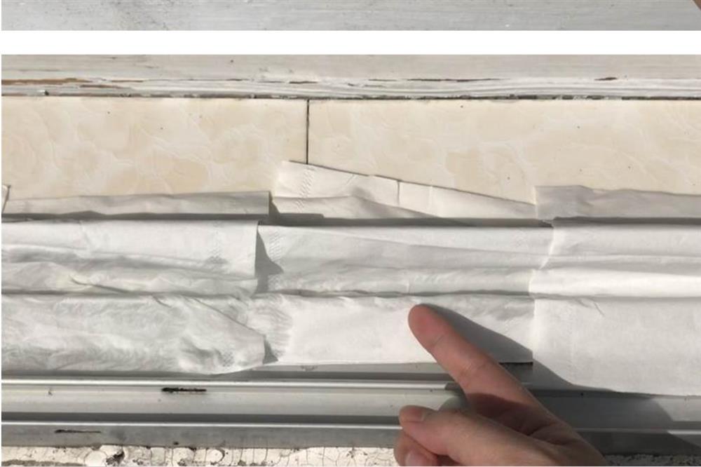 Rắc một nắm muối và đặt mảnh giấy ở bệ cửa sổ sẽ&nbsp;có tác dụng bất ngờ, giúp&nbsp;tiết kiệm được nhiều tiền mỗi năm-3