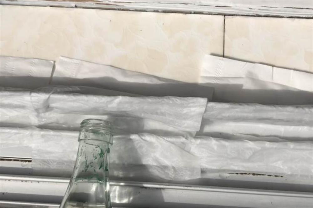 Rắc một nắm muối và đặt mảnh giấy ở bệ cửa sổ sẽ&nbsp;có tác dụng bất ngờ, giúp&nbsp;tiết kiệm được nhiều tiền mỗi năm-4