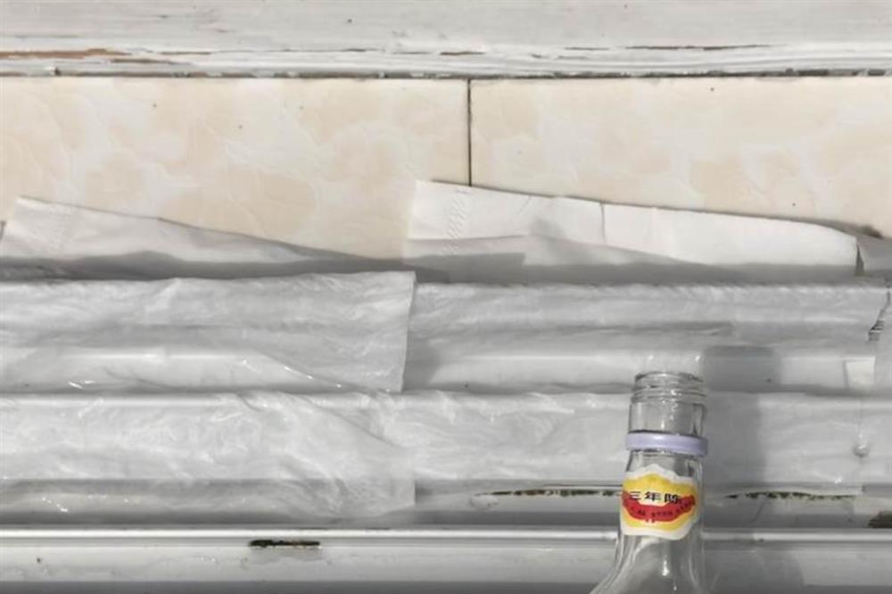 Rắc một nắm muối và đặt mảnh giấy ở bệ cửa sổ sẽ&nbsp;có tác dụng bất ngờ, giúp&nbsp;tiết kiệm được nhiều tiền mỗi năm-5