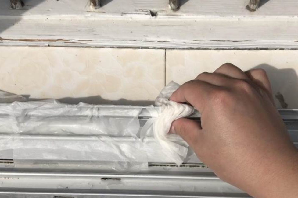 Rắc một nắm muối và đặt mảnh giấy ở bệ cửa sổ sẽ&nbsp;có tác dụng bất ngờ, giúp&nbsp;tiết kiệm được nhiều tiền mỗi năm-6