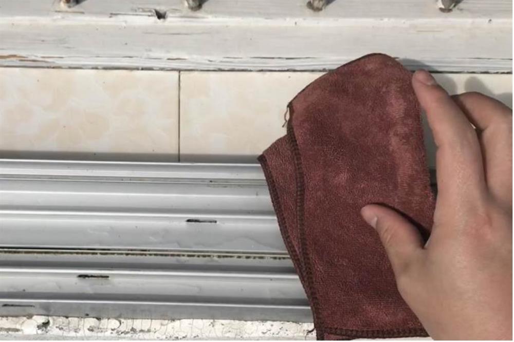 Rắc một nắm muối và đặt mảnh giấy ở bệ cửa sổ sẽ&nbsp;có tác dụng bất ngờ, giúp&nbsp;tiết kiệm được nhiều tiền mỗi năm-7