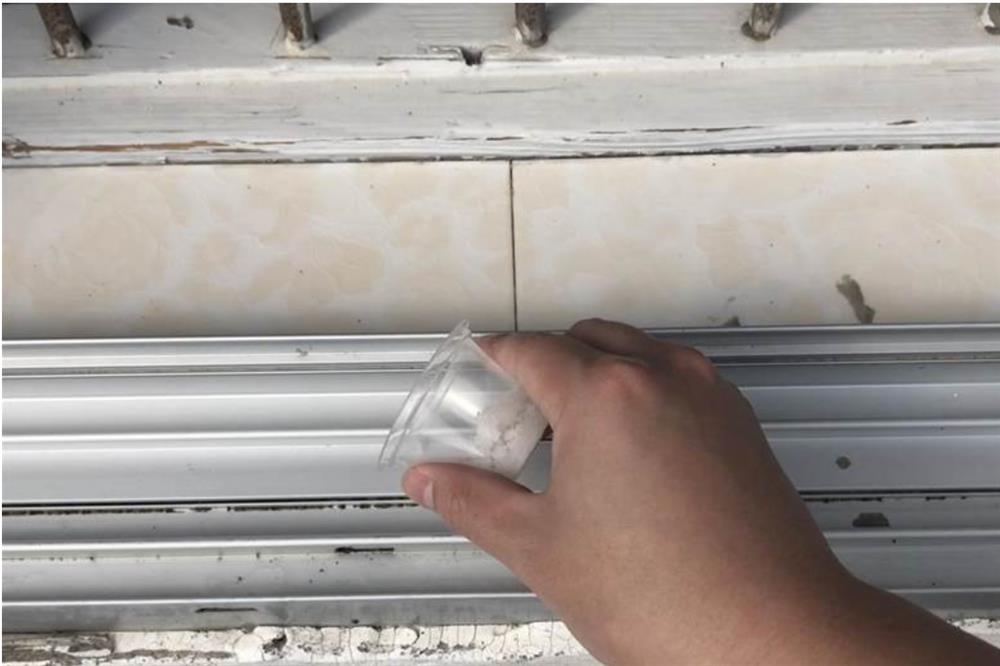 Rắc một nắm muối và đặt mảnh giấy ở bệ cửa sổ sẽ&nbsp;có tác dụng bất ngờ, giúp&nbsp;tiết kiệm được nhiều tiền mỗi năm-8