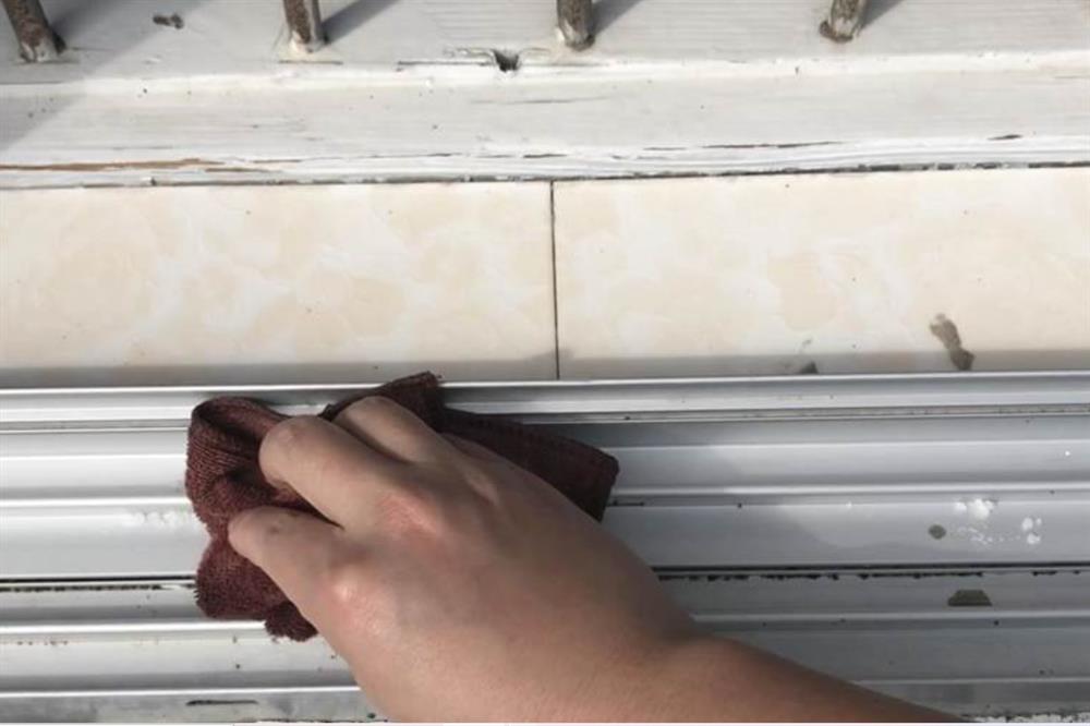 Rắc một nắm muối và đặt mảnh giấy ở bệ cửa sổ sẽ&nbsp;có tác dụng bất ngờ, giúp&nbsp;tiết kiệm được nhiều tiền mỗi năm-9