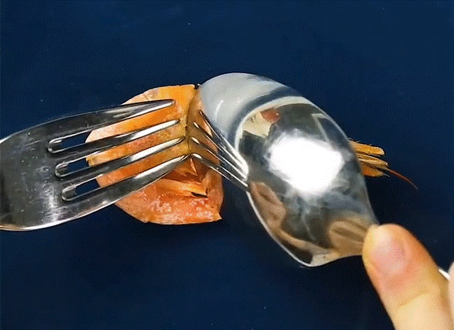 Cách bóc vỏ tôm chín không bị nóng và dây bẩn, còn được khen là khéo léo, duyên dáng khi đi ăn cỗ-1