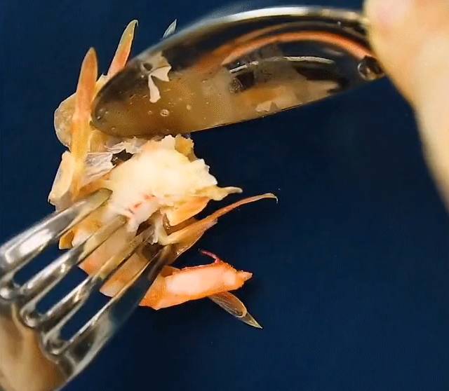 Cách bóc vỏ tôm chín không bị nóng và dây bẩn, còn được khen là khéo léo, duyên dáng khi đi ăn cỗ-2