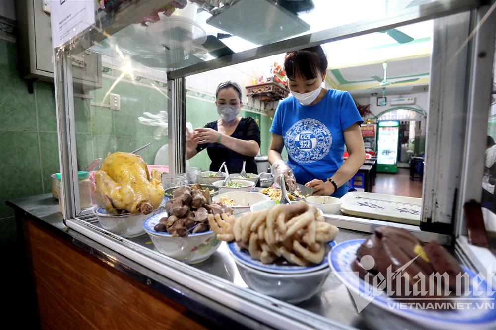 Cả đêm hì hục chùi bụi, tẩy mốc... chờ gà gáy nổi lò, đón khách-11