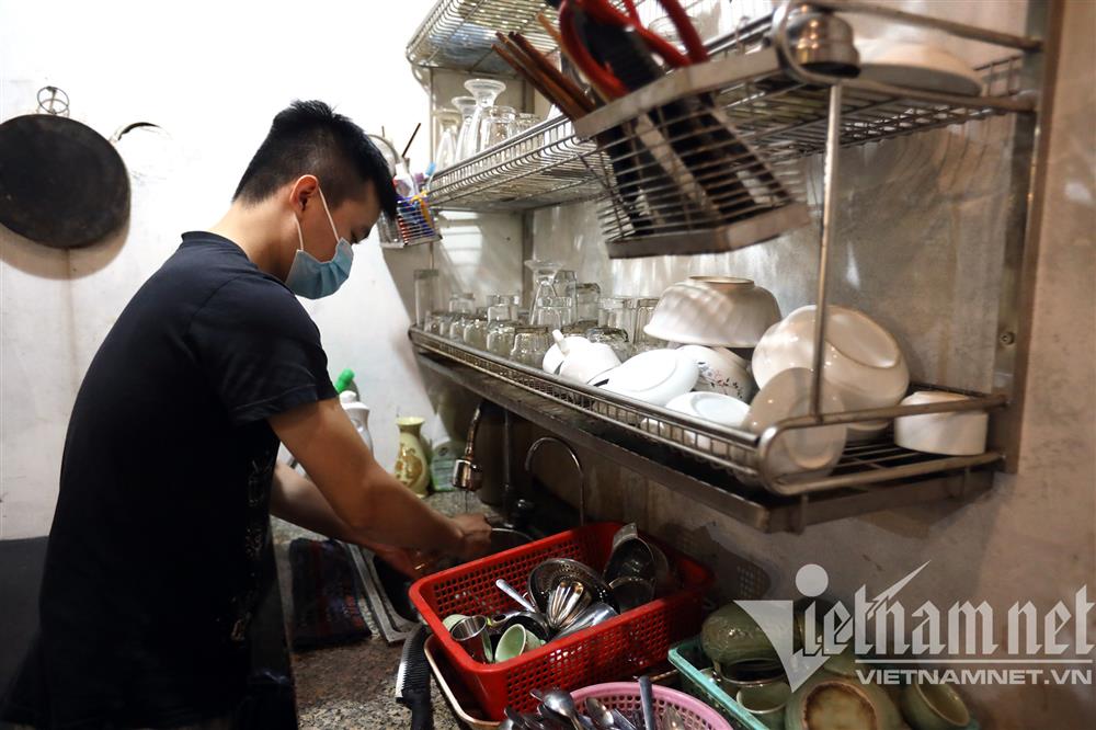 Cả đêm hì hục chùi bụi, tẩy mốc... chờ gà gáy nổi lò, đón khách-4