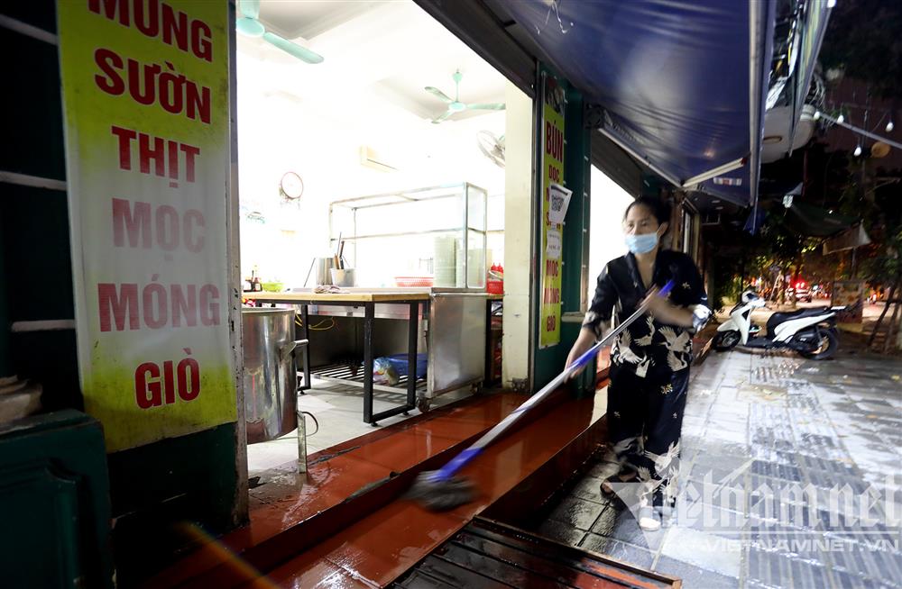 Cả đêm hì hục chùi bụi, tẩy mốc... chờ gà gáy nổi lò, đón khách-6