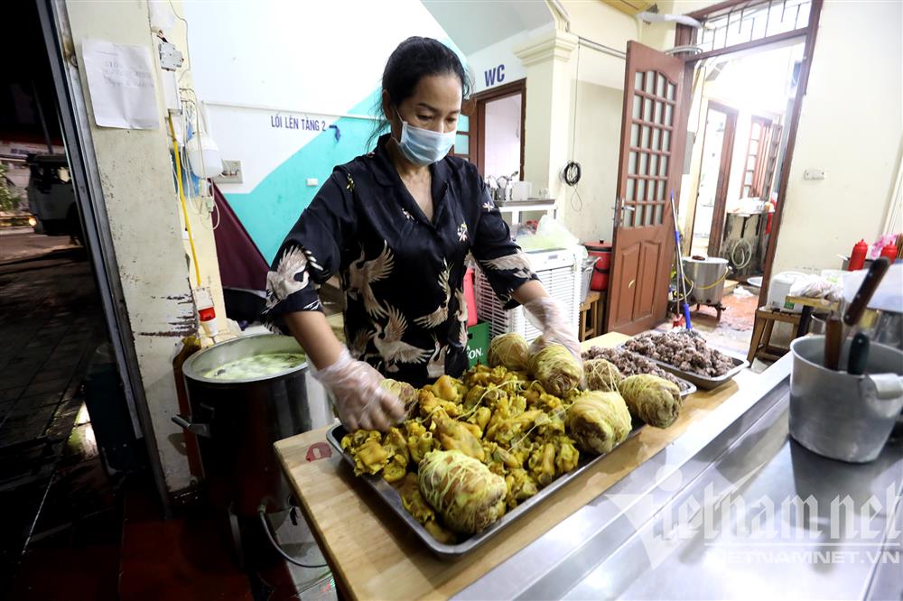 Cả đêm hì hục chùi bụi, tẩy mốc... chờ gà gáy nổi lò, đón khách-8