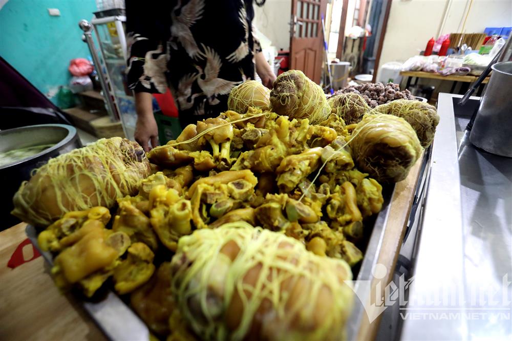 Cả đêm hì hục chùi bụi, tẩy mốc... chờ gà gáy nổi lò, đón khách-9