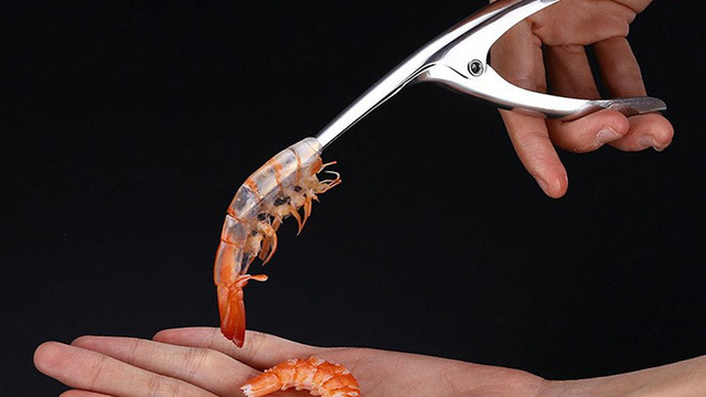 Cách bóc vỏ tôm chín không bị nóng và dây bẩn, còn được khen là khéo léo, duyên dáng khi đi ăn cỗ-6