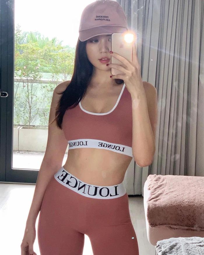 Ngọc Trinh vỗ mặt anti bằng loạt ảnh đường cong hơn đường đua-4