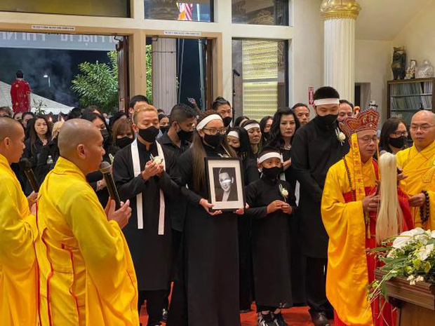 Con gái ruột Phi Nhung nói lời cảm tạ, rất xúc động vì 1 điều sau tang lễ của mẹ-8