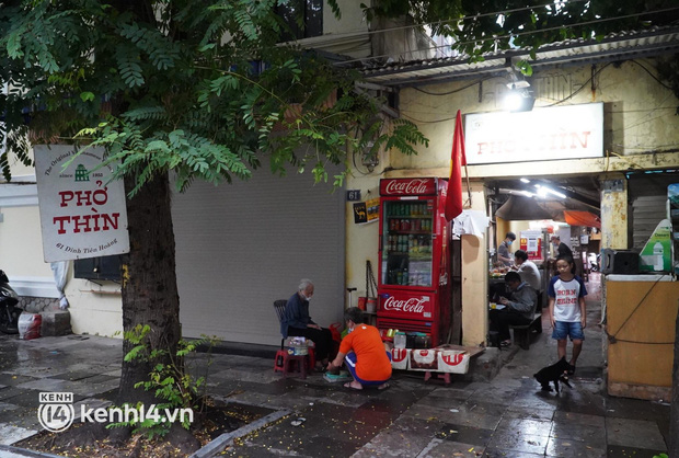 Từ sáng sớm, người dân Hà Nội phấn khởi rủ nhau đi ăn phở, nhâm nhi chút lạnh cuối Thu sau hơn 80 ngày chờ đợi-1