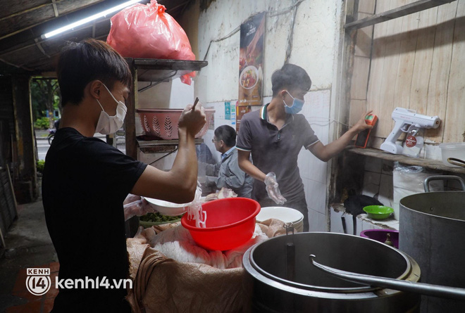 Từ sáng sớm, người dân Hà Nội phấn khởi rủ nhau đi ăn phở, nhâm nhi chút lạnh cuối Thu sau hơn 80 ngày chờ đợi-3