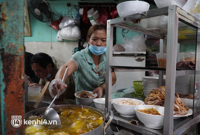 Từ sáng sớm, người dân Hà Nội phấn khởi rủ nhau đi ăn phở, nhâm nhi chút lạnh cuối Thu sau hơn 80 ngày chờ đợi-4