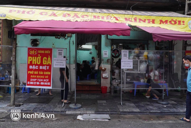 Từ sáng sớm, người dân Hà Nội phấn khởi rủ nhau đi ăn phở, nhâm nhi chút lạnh cuối Thu sau hơn 80 ngày chờ đợi-5