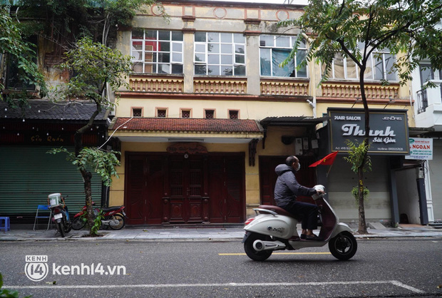 Từ sáng sớm, người dân Hà Nội phấn khởi rủ nhau đi ăn phở, nhâm nhi chút lạnh cuối Thu sau hơn 80 ngày chờ đợi-11