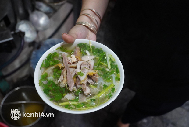 Từ sáng sớm, người dân Hà Nội phấn khởi rủ nhau đi ăn phở, nhâm nhi chút lạnh cuối Thu sau hơn 80 ngày chờ đợi-7