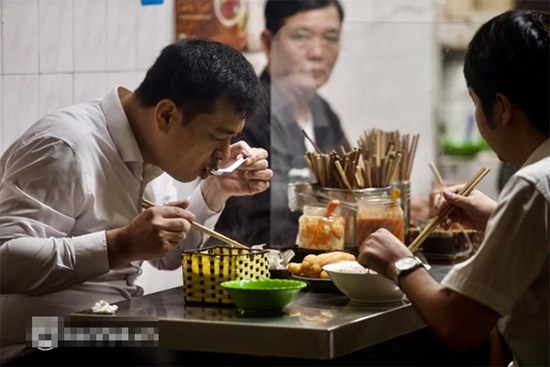 Từ sáng sớm, người dân Hà Nội phấn khởi rủ nhau đi ăn phở, 