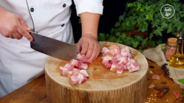 Thịt ba chỉ om với nguyên liệu dễ kiếm này cực tốn cơm, ăn hoài không biết chán-1