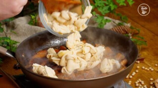 Thịt ba chỉ om với nguyên liệu dễ kiếm này cực tốn cơm, ăn hoài không biết chán-5