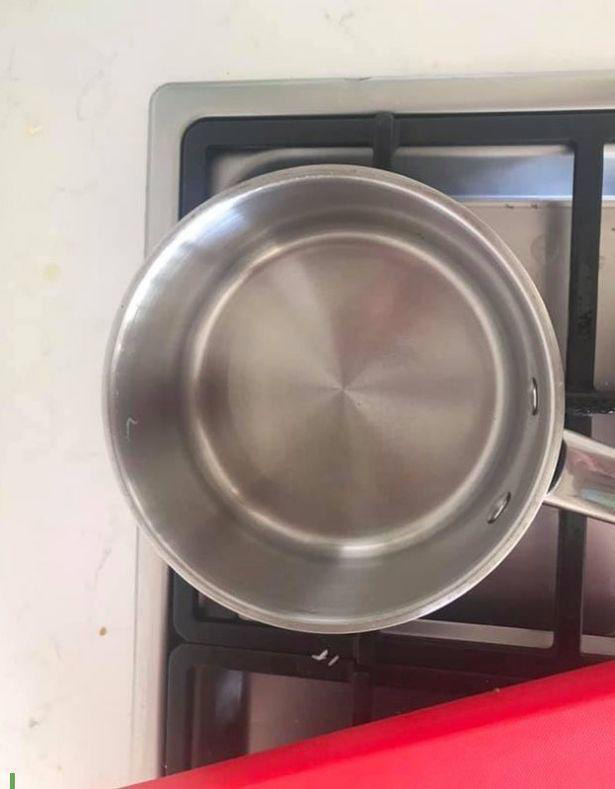 Không cần cọ rửa, chảo cháy khét, bám đen đến mấy cũng sạch bong, sáng bóng nhờ cách cực dễ này-4