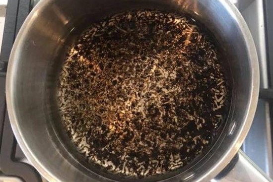 Không cần cọ rửa, chảo cháy khét, bám đen đến mấy cũng sạch bong, sáng bóng nhờ cách cực dễ này