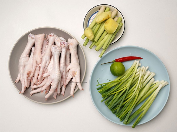 Trời mưa lạnh, có món chân gà hấp hành giòn sần sật, thơm lừng nhâm nhi đúng là đỉnh của chóp-1