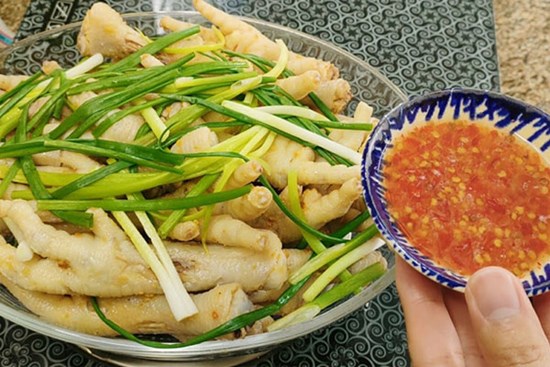 Trời mưa lạnh, có món chân gà hấp hành giòn sần sật, thơm lừng nhâm nhi đúng là 