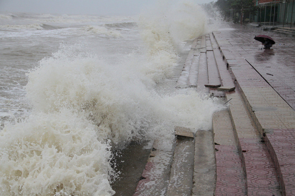 Bão số 8: Sóng cao 5m đang đánh vào bờ biển Nghệ An, hàng trăm khối đất đá sạt lở, đổ xuống quốc lộ-2