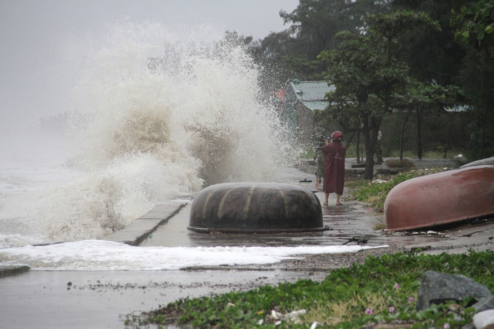 Bão số 8: Sóng cao 5m đang đánh vào bờ biển Nghệ An, hàng trăm khối đất đá sạt lở, đổ xuống quốc lộ-11