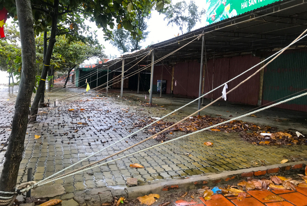 Bão số 8: Sóng cao 5m đang đánh vào bờ biển Nghệ An, hàng trăm khối đất đá sạt lở, đổ xuống quốc lộ-14