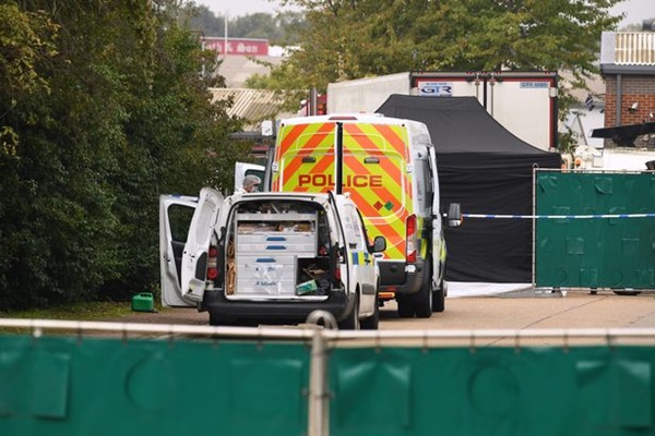 Phim tài liệu về vụ 39 thi thể người Việt trong container lên sóng tiết lộ thái độ vô cảm của gã tài xế và dấu vân tay duy nhất giúp phá án-5