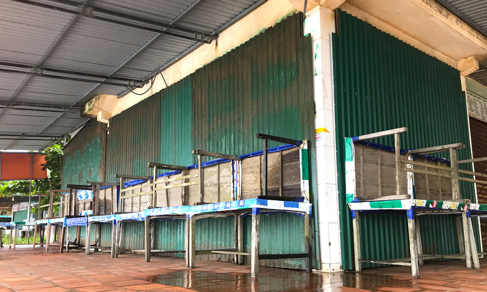 Bão số 8: Sóng cao 5m đang đánh vào bờ biển Nghệ An, hàng trăm khối đất đá sạt lở, đổ xuống quốc lộ-17