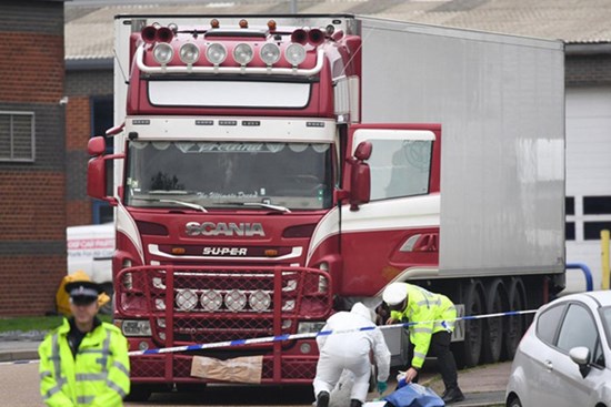 Phim tài liệu về vụ 39 thi thể người Việt trong container lên sóng tiết lộ thái độ vô cảm của gã tài xế và dấu vân tay duy nhất giúp phá án