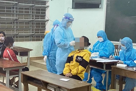 Phát hiện 22 em học sinh trường bán trú nhiễm Covid-19