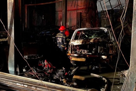 Cháy garage ô tô, 3 xe sang gồm Range Rover và Audi bị 