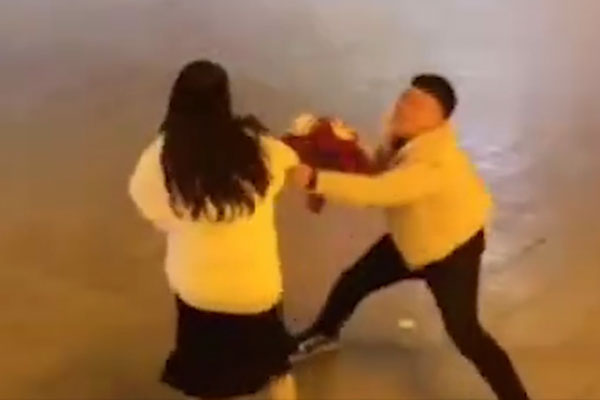 Vất vả nuôi bạn gái học đại học, chàng trai bị đá ngay sau khi nàng tốt nghiệp liền quỳ sụp giữa đường níu kéo-1