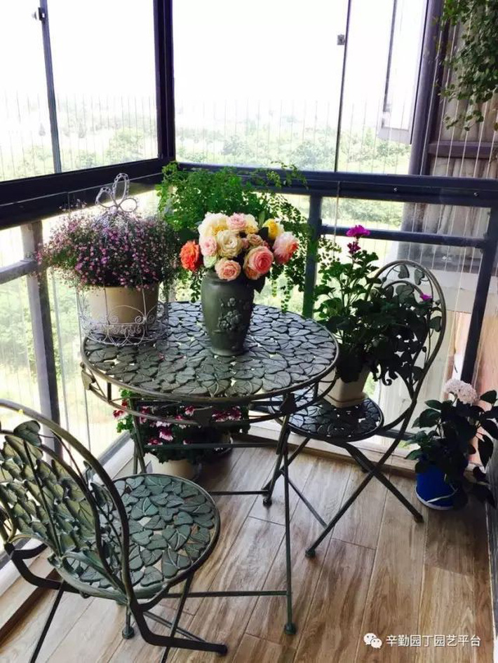 Ban công chỉ rộng vỏn vẹn 7m² nhưng tràn ngập hoa đẹp như cổ tích của bà mẹ 2 con-28