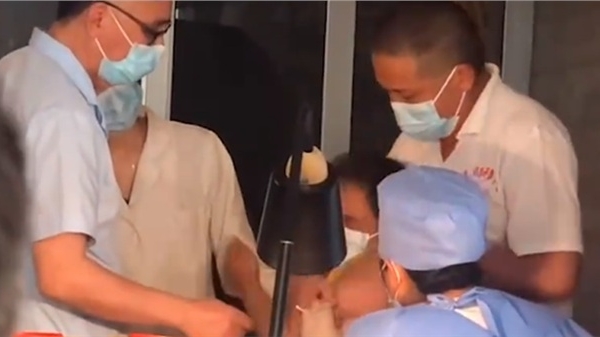 Nóng: Vợ 9X bị chồng bạo hành xuyên đêm, dùng cả gậy sắt đánh tới biến dạng khuôn mặt-6