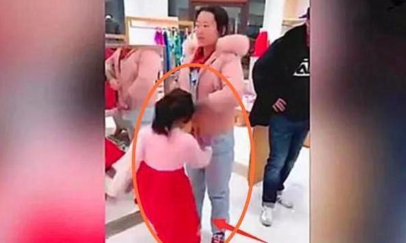 Thấy con gái liên tục gào khóc rồi đá vào chân mẹ, bố làm 1 việc khiến mọi người xung quanh vỗ tay tán thưởng-1