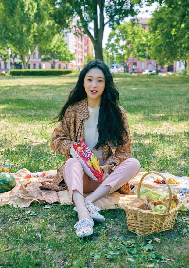 Tròn 2 năm ngày mất của Sulli: Thì ra showbiz từng có đóa hoa lê tuyết đẹp lay động lòng người đến thế!-13