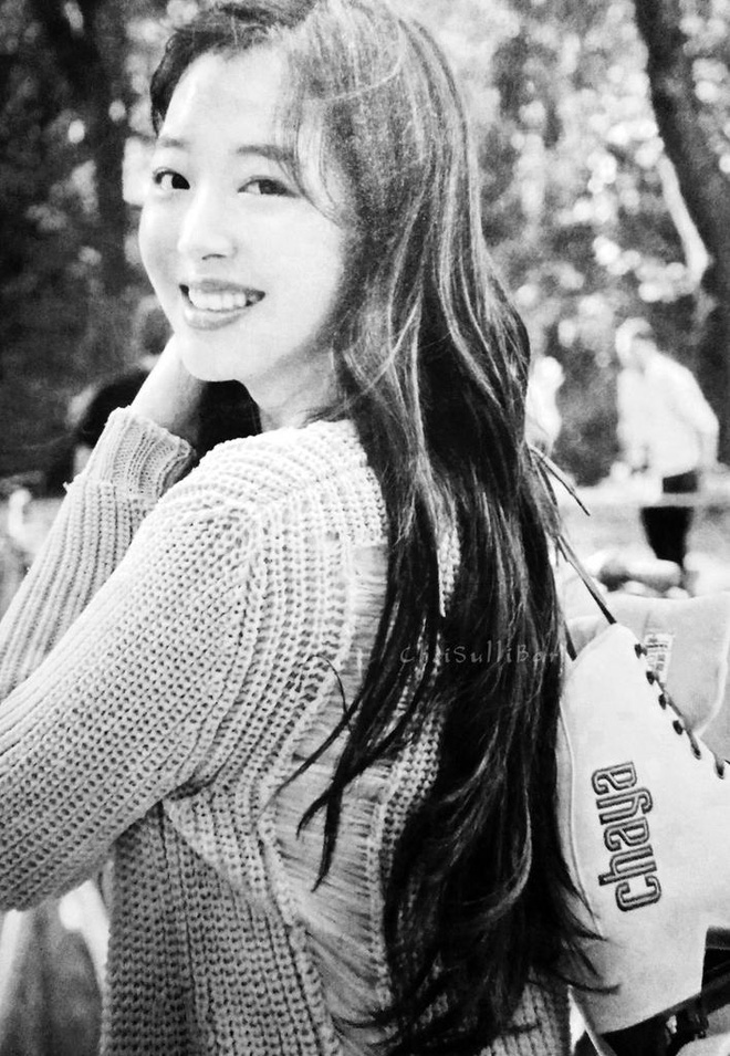 Tròn 2 năm ngày mất của Sulli: Thì ra showbiz từng có đóa hoa lê tuyết đẹp lay động lòng người đến thế!-18