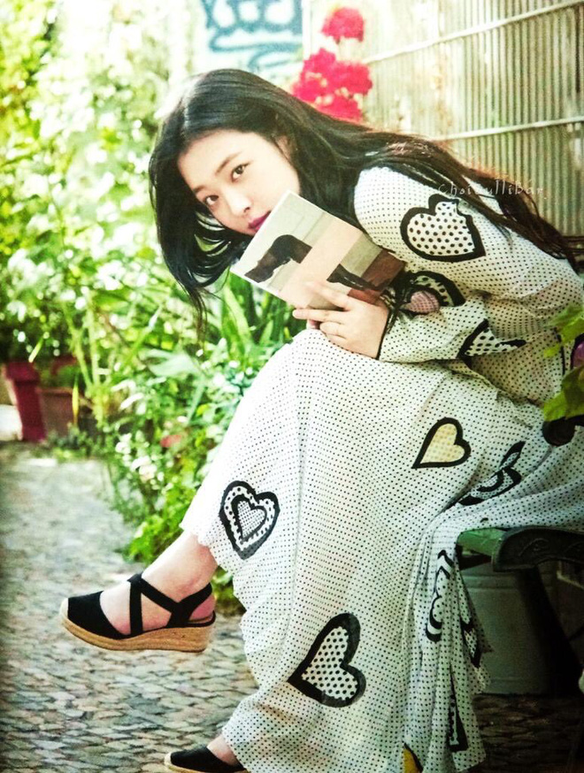 Tròn 2 năm ngày mất của Sulli: Thì ra showbiz từng có đóa hoa lê tuyết đẹp lay động lòng người đến thế!-22