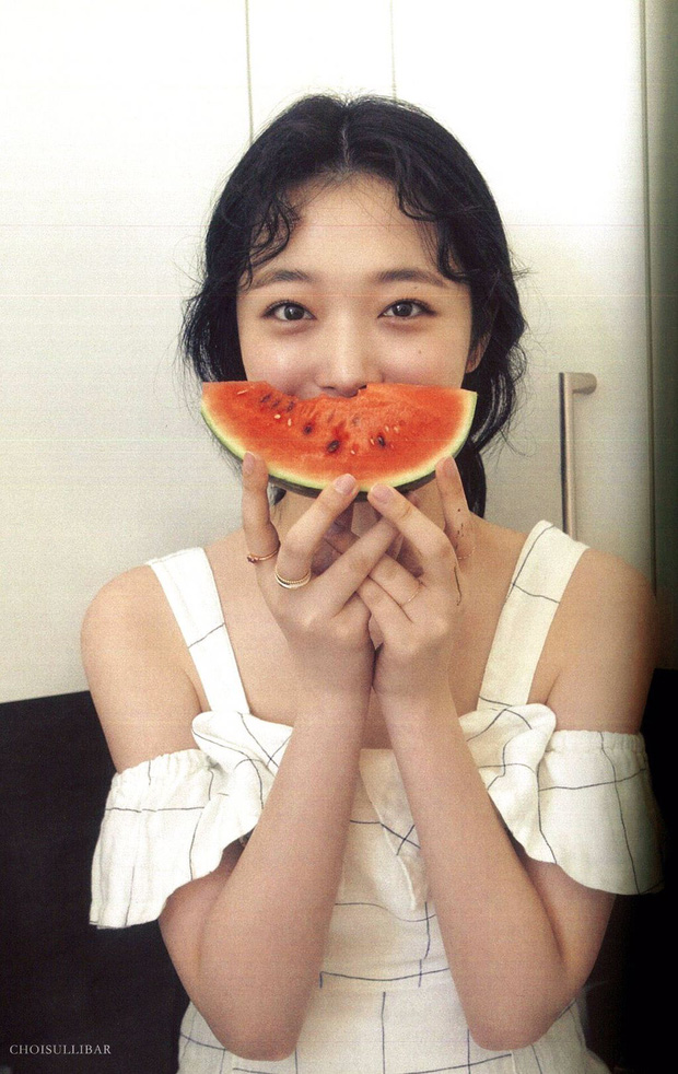 Tròn 2 năm ngày mất của Sulli: Thì ra showbiz từng có đóa hoa lê tuyết đẹp lay động lòng người đến thế!-10